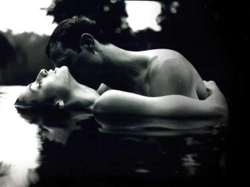 Couple kiss photography