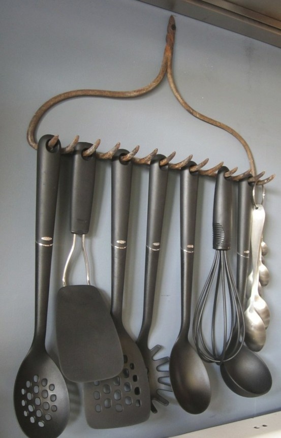 Rake head kitchen utensil rack