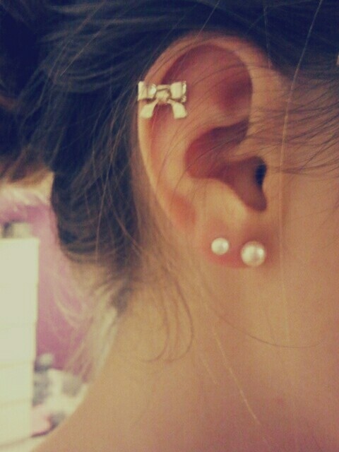 bow helix earring with double pearl lobes
