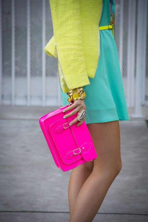 Bold contrast street style look