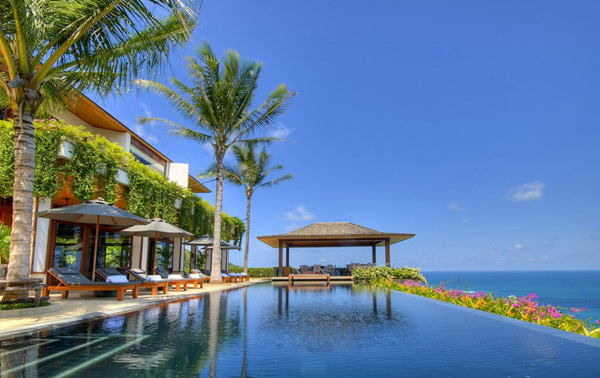 Landscaped approach to the villa