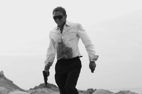 bond-on-set02 Bond set photography moment