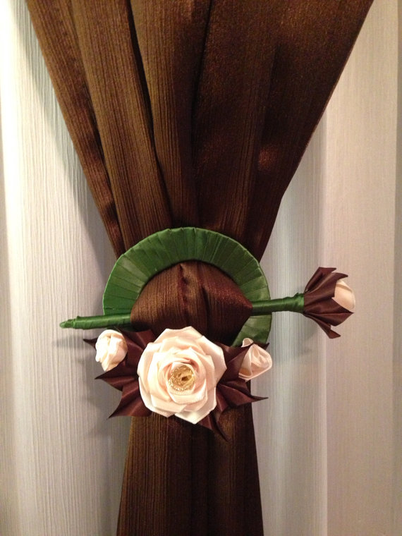 Window treatment with tieback