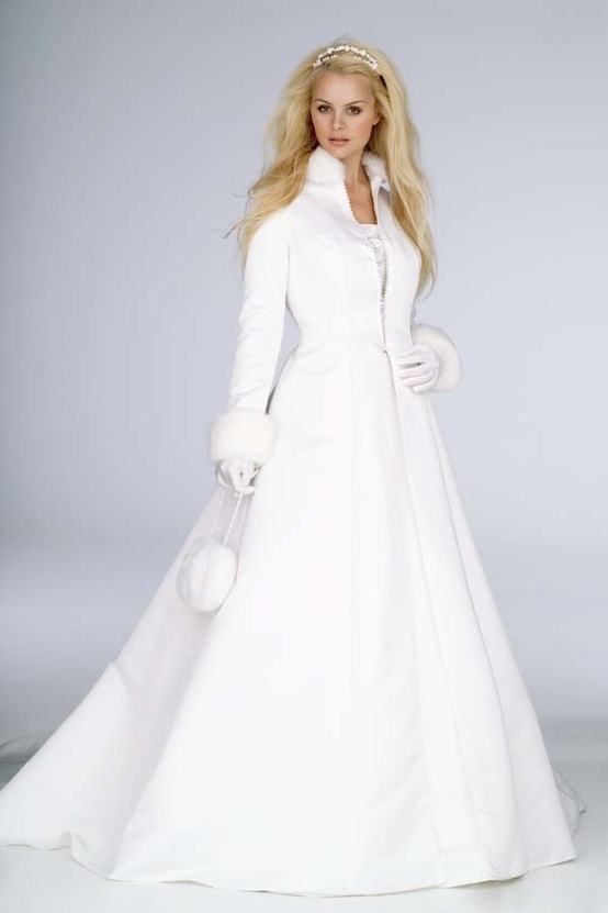 Wedding cloak with romantic winter styling