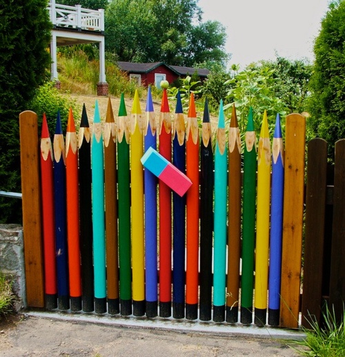 Garden gate with horizontal emphasis