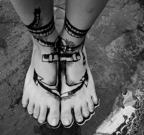 Complementary foot designs