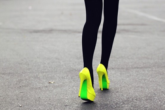 Bold contrast street style look