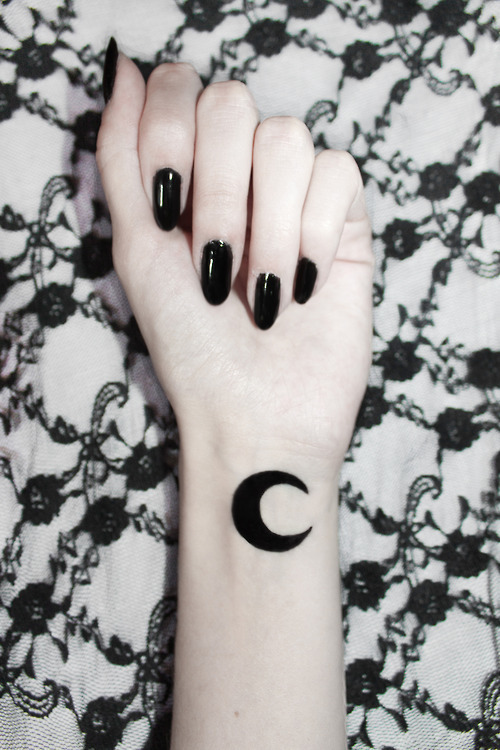 moon-tattoo-women29