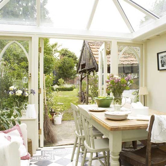 Sunroom with plants and colourful décor