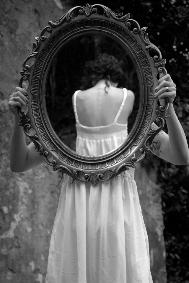 Vertical portrait built around a mirrored gaze
