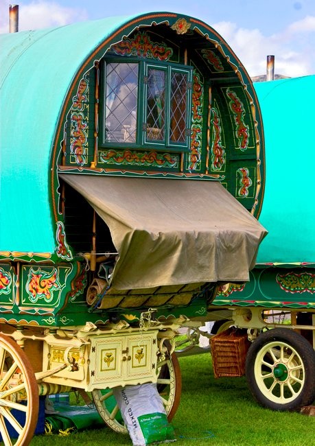 bohemian-rhapsody24 Ornate turquoise Romani-style caravan with painted scrollwork