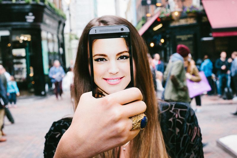 Dan Rubin phonie: passer-by with celebrity face on smartphone