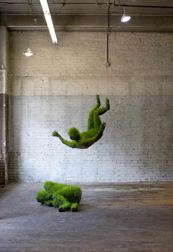 mathilde_roussel_05 Mathilde Roussel grass figure suspended in gallery