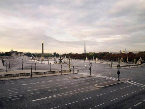 Lucie and Simon Silent World monumental square emptied