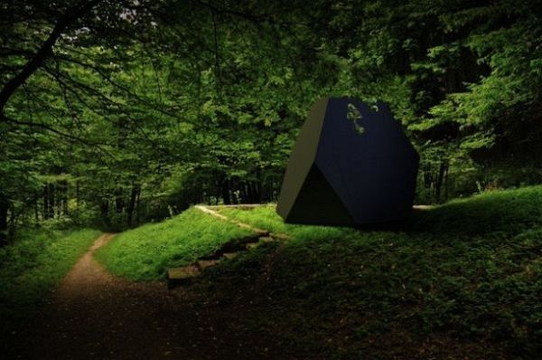 origami-office01 Closed black tetrahedral office shed among trees