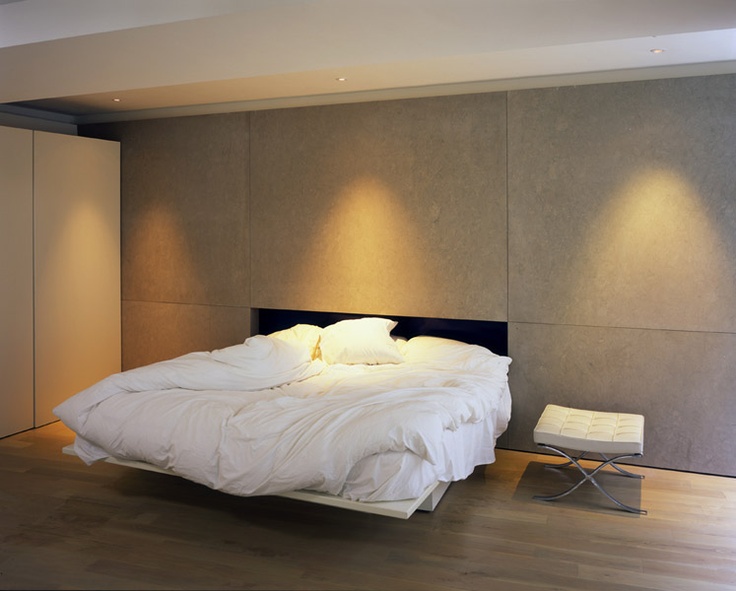 Floating bed with layered bedding