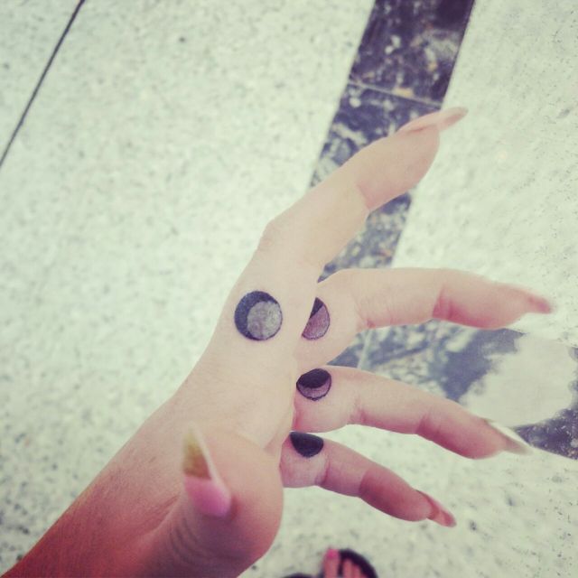 moon-tattoo-women11