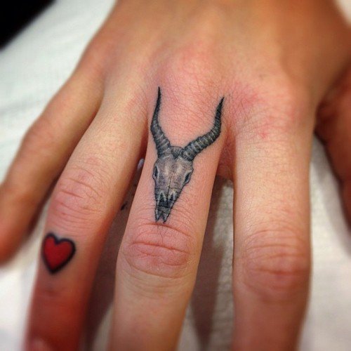finger-tattoo19