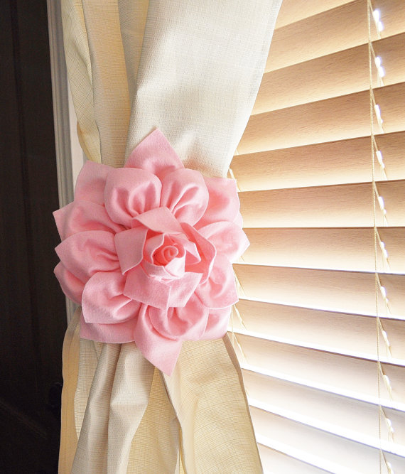 Simple charming curtain tieback