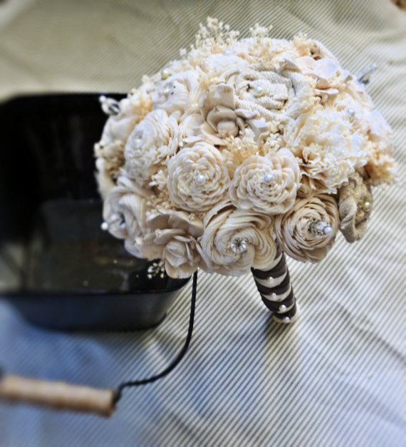Lush garden-style wedding bouquet