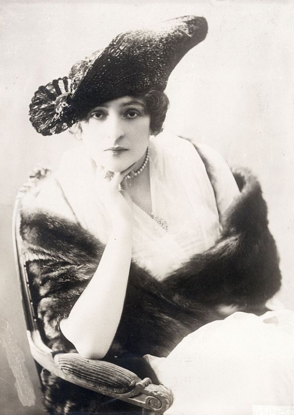 Studio portrait with a brimmed women’s hat from the mid-1910s transition