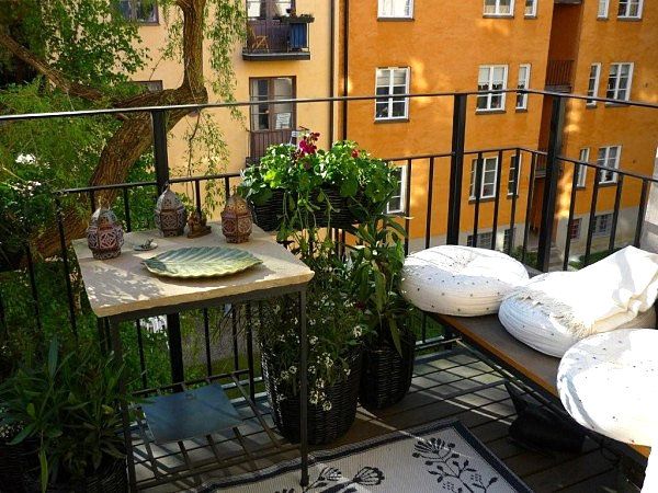 Narrow balcony with vertical greenery