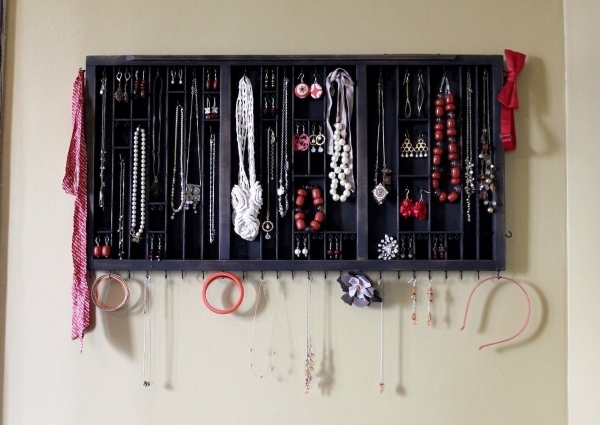 Jewelry organizer with mixed materials