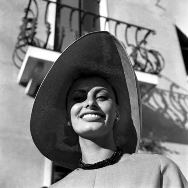Sophia Loren fashion pose