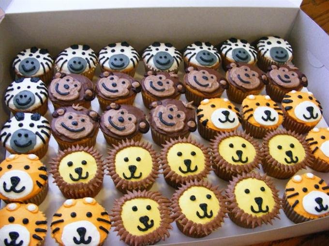 Party guests in safari style