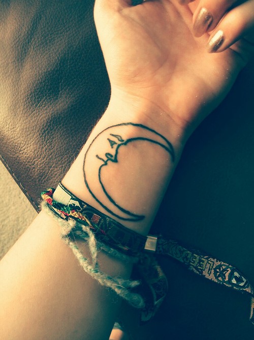 moon-tattoo-women15