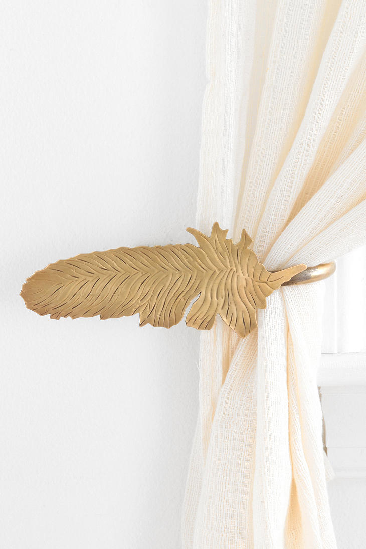Window drapery with stylish tieback