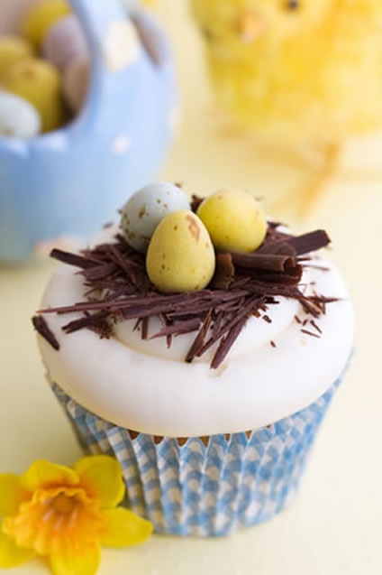Festive Easter cupcake décor