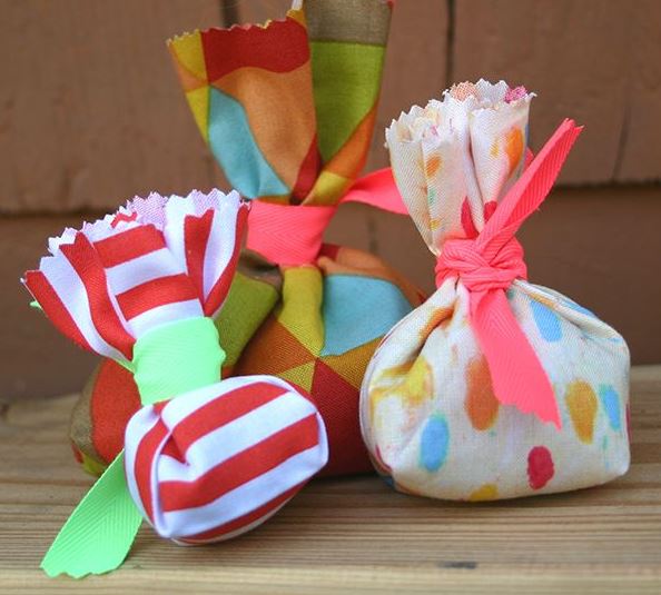 17 FABRIC CONFETTI AND FAVOR BAGS