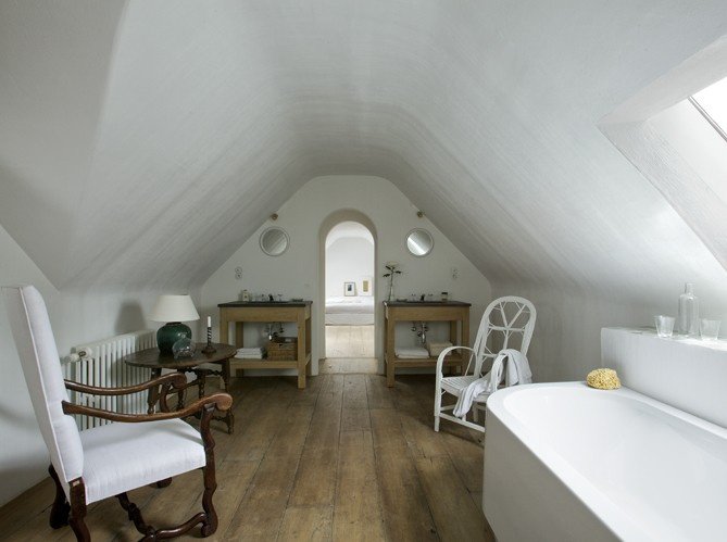 Compact attic bath with careful lighting