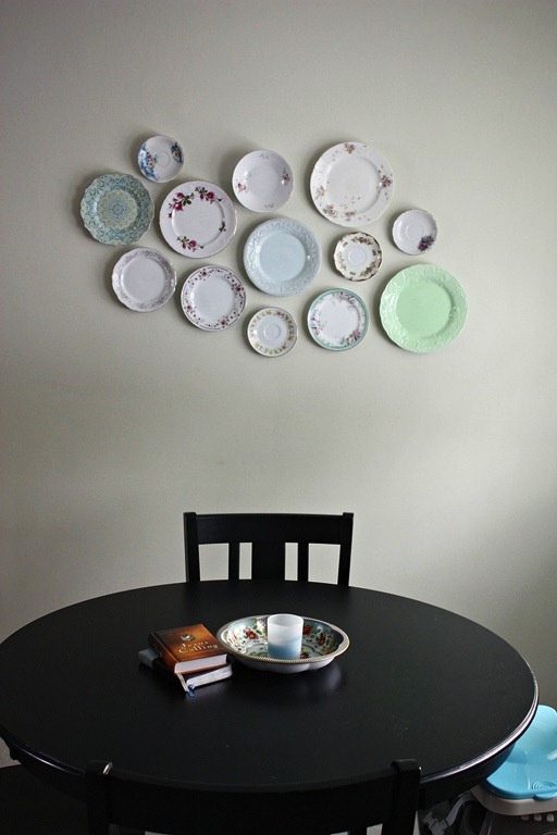 Symmetrical plate wall with strong contrast