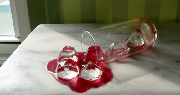 creative-ice-cubes5 Faceted gemstone diamond ice cubes spilled with red drink