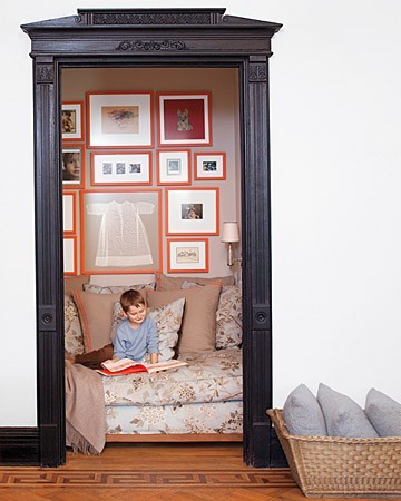 Reading nook with vertical cushioning
