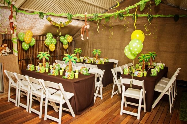 Jungle birthday party food display