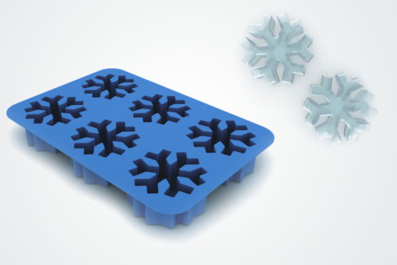 creative-ice-cubes12 Blue silicone snowflake ice tray with finished snowflake cubes