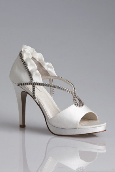 Ornate sparkling shoe for wedding wear