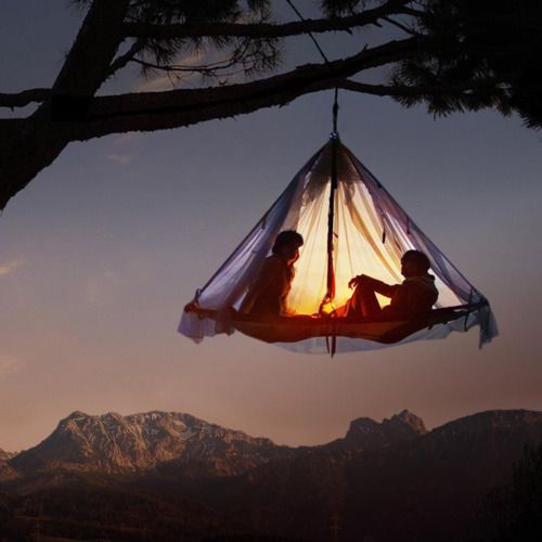 Centered floating bed arrangement