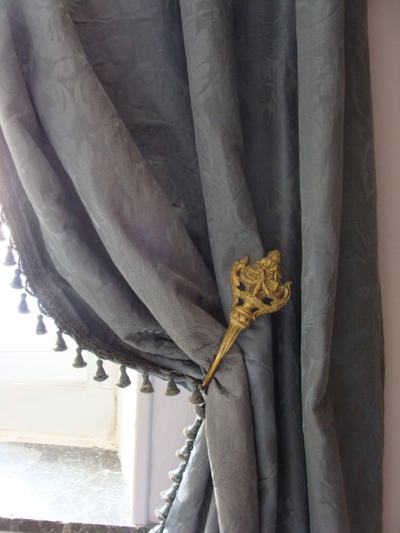 Classic drapery tieback