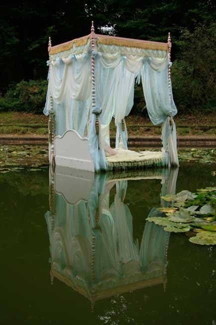 Narrow floating bed vignette