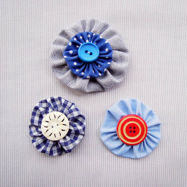 Yo-yo Suffolk puff brooch