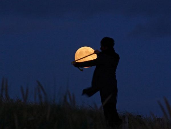 Laurent-Laveder-plays-with-the-moon06 Moon as prop Laurent Laveder