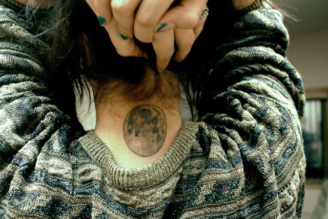 moon-tattoo-women17