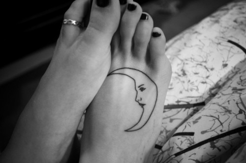 moon-tattoo-women13