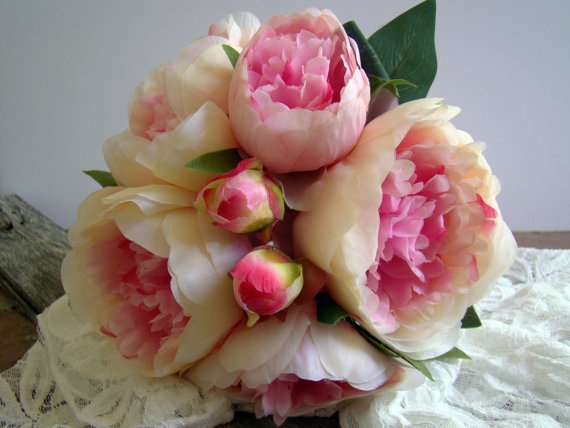Elegant pink bouquet for a wedding day