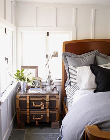 Compact vintage case as décor