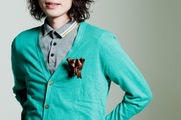 ribbon animals03 Brown satin ribbon bear pin on a teal cardigan
